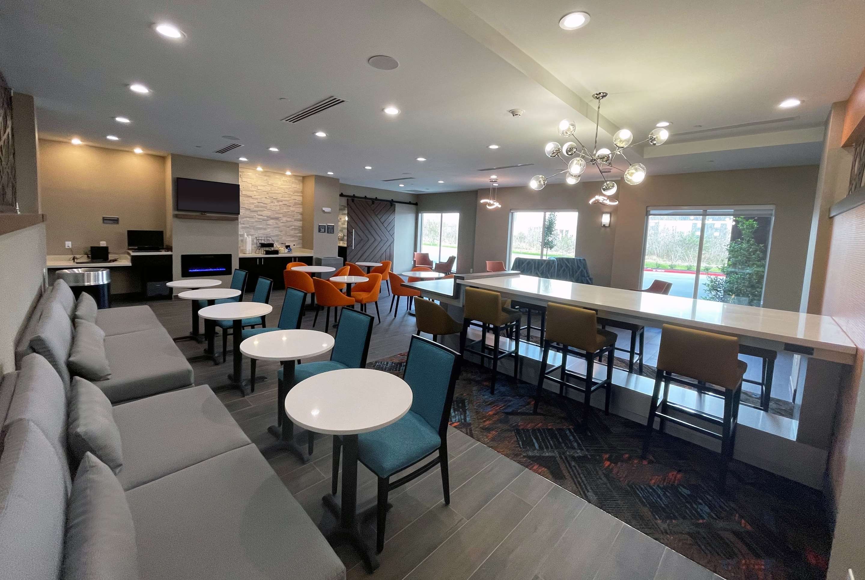 Lobby | La Quinta Inn & Suites by Wyndham Sulphur (Lake Charles)