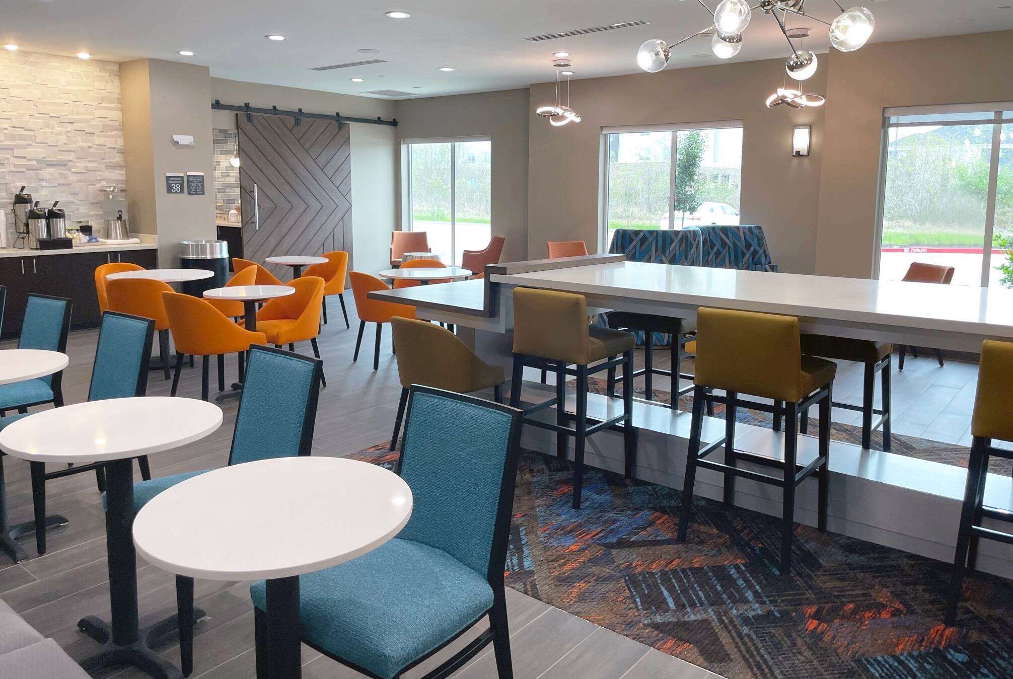 Lobby | La Quinta Inn & Suites by Wyndham Sulphur (Lake Charles)