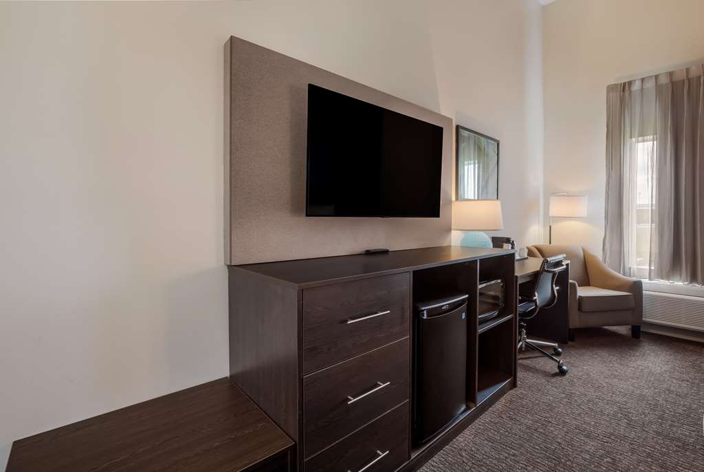 LA QUINTA INN & SUITES BY WYNDHAM S-guestroom-Guest Room,On-Site.jpg