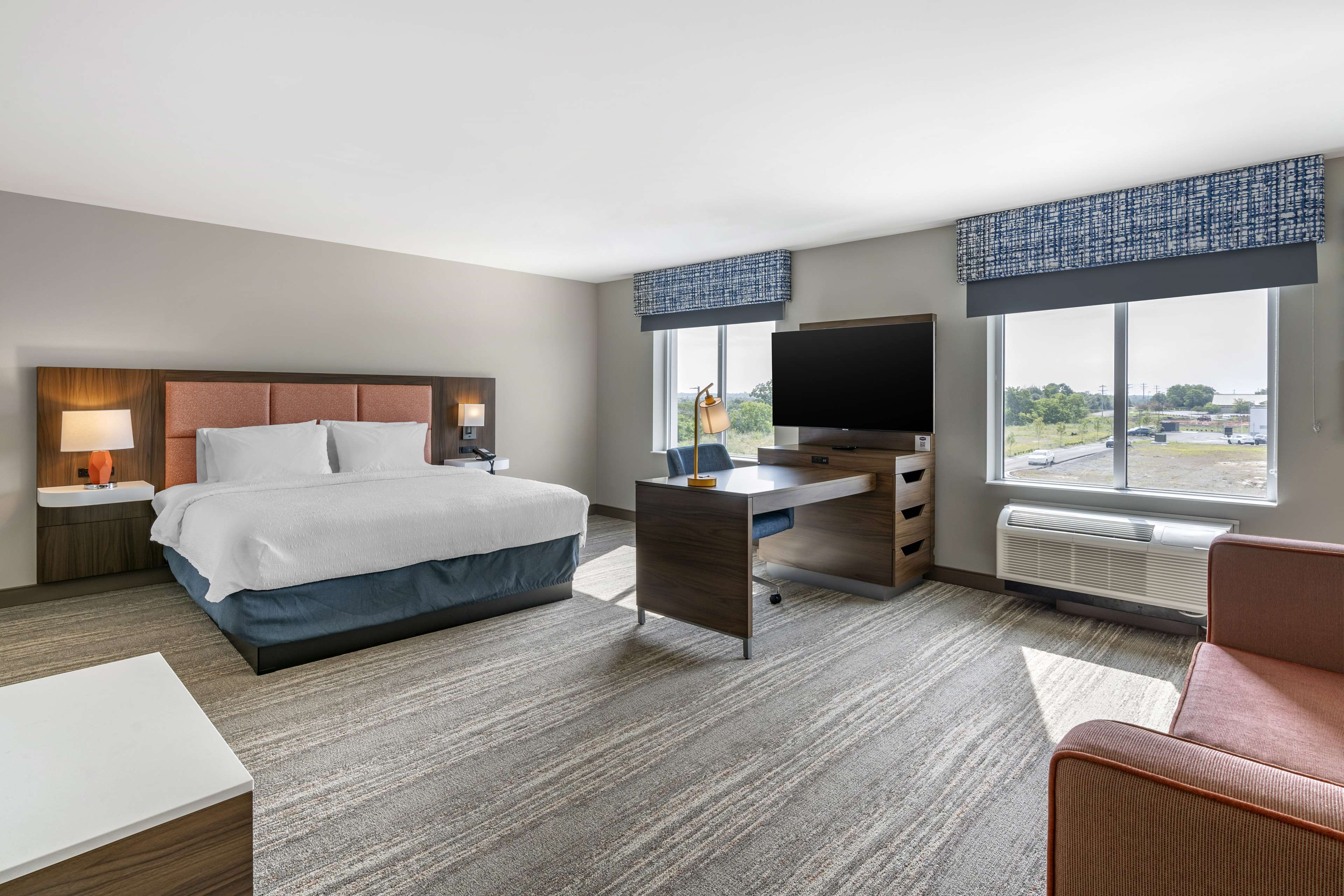 Hampton Inn by Hilton Nicholasville Brannon Crossing Room Type - 1 KNG STDO MIC FRIDG WTBR