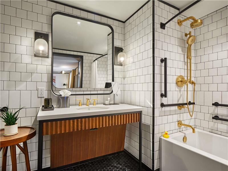 Deluxe King Accessible