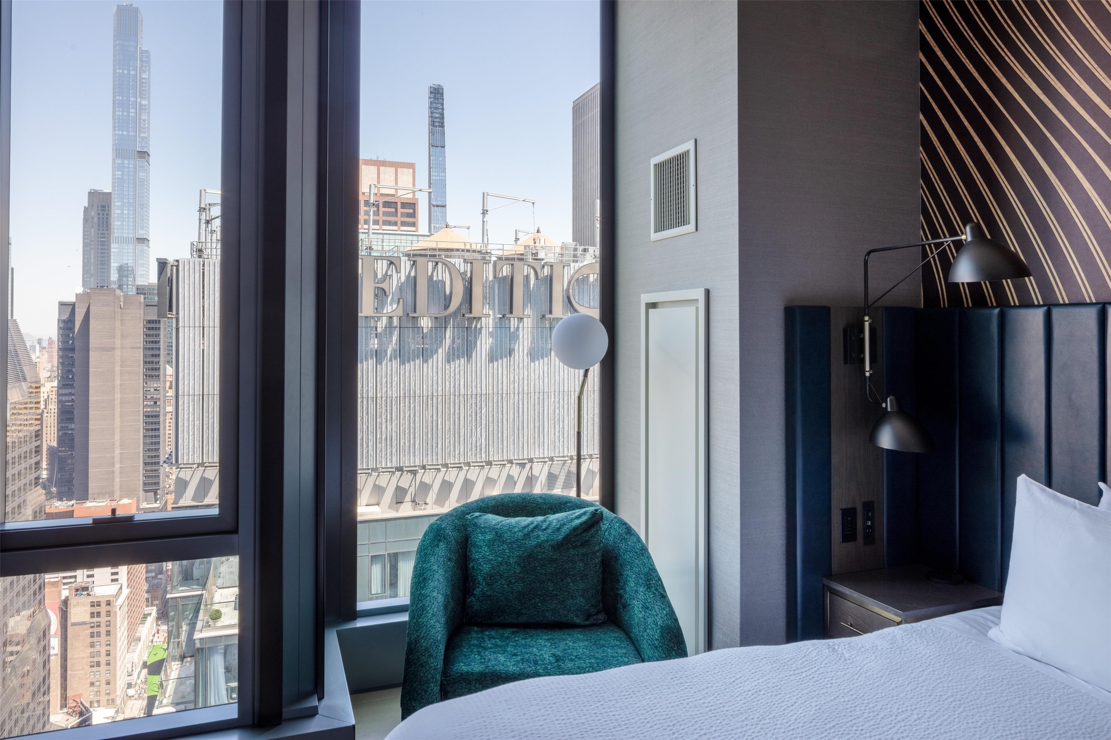 Deluxe King Room with City View - Top Floors
