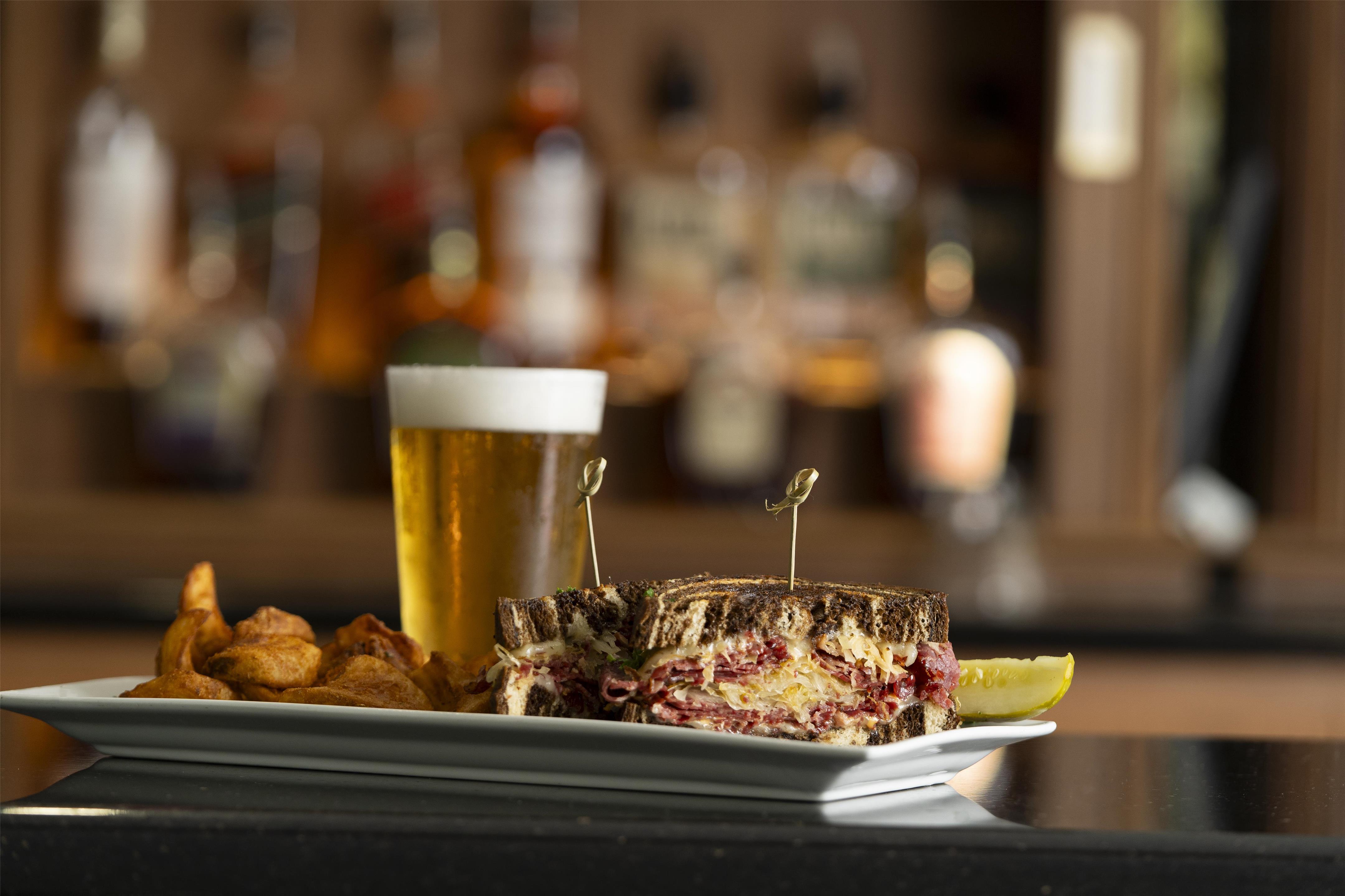 Restaurant | DoubleTree by Hilton Sarasota Bradenton Airport