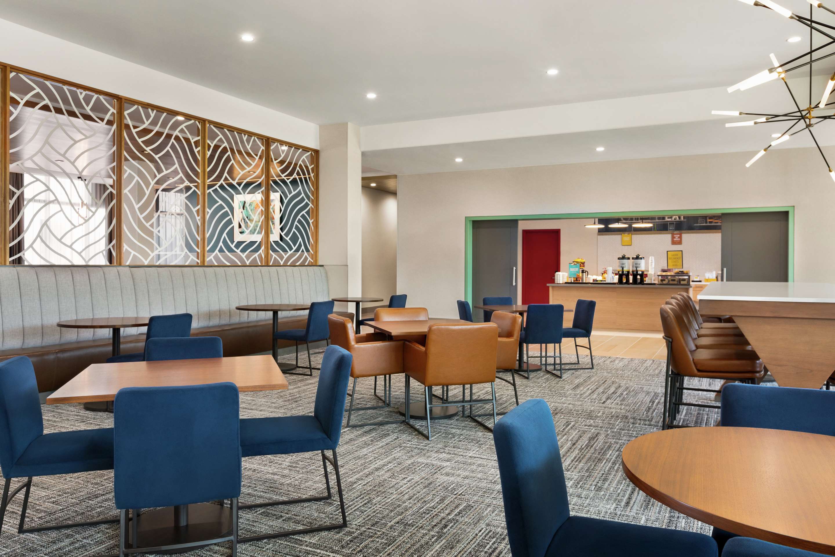 Breakfast Area | Hampton Inn & Suites San Mateo-San Francisco Airport