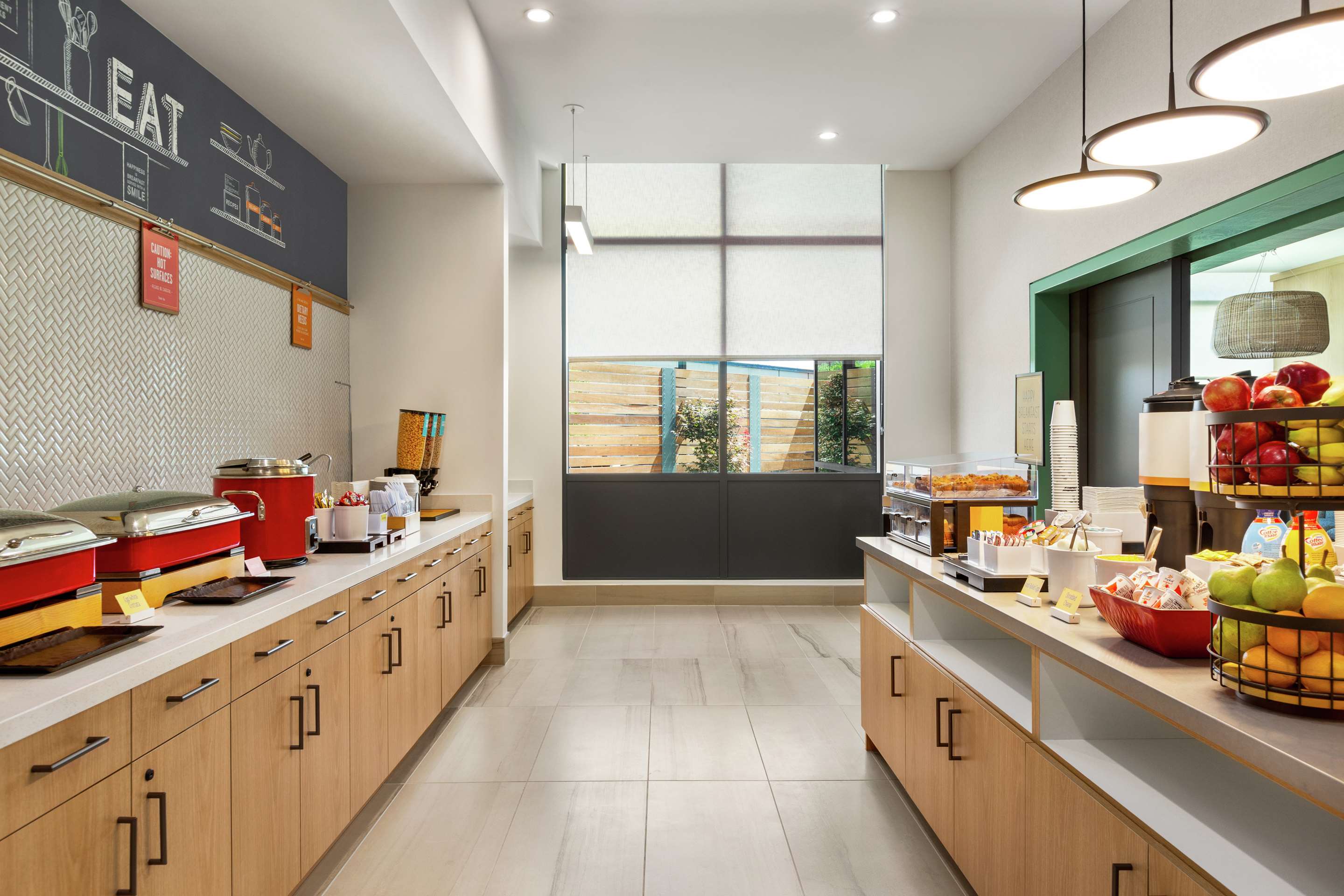 Breakfast Area | Hampton Inn & Suites San Mateo-San Francisco Airport