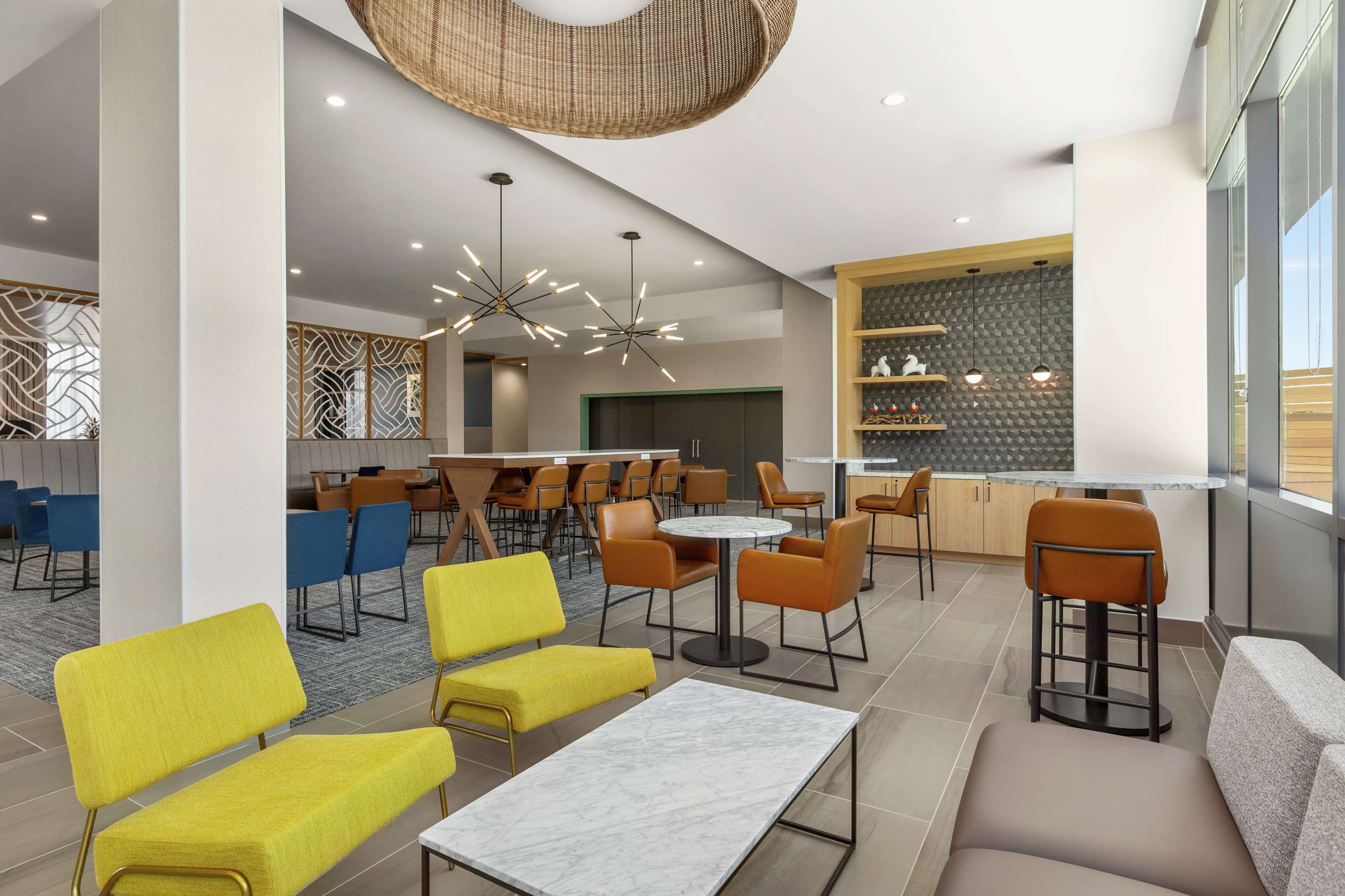 Breakfast Area | Hampton Inn & Suites San Mateo-San Francisco Airport