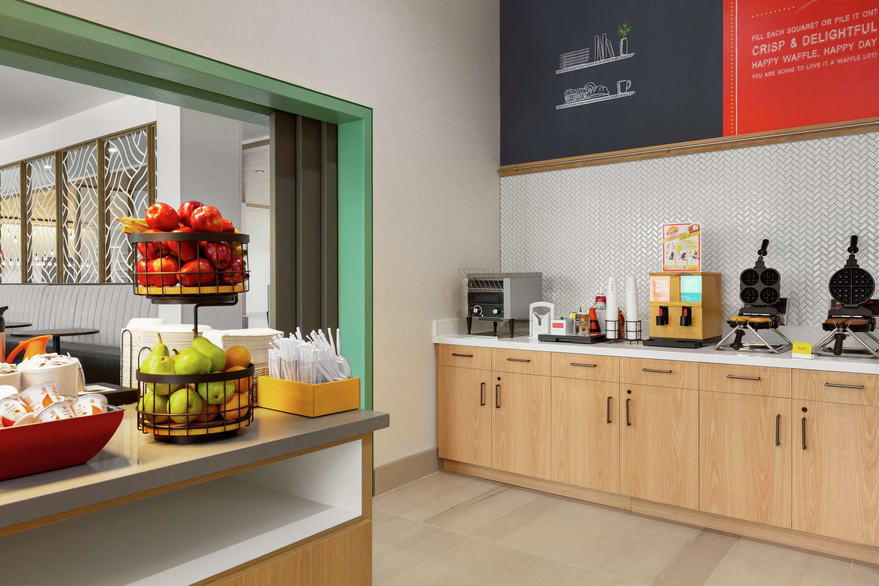 Breakfast Area | Hampton Inn & Suites San Mateo-San Francisco Airport
