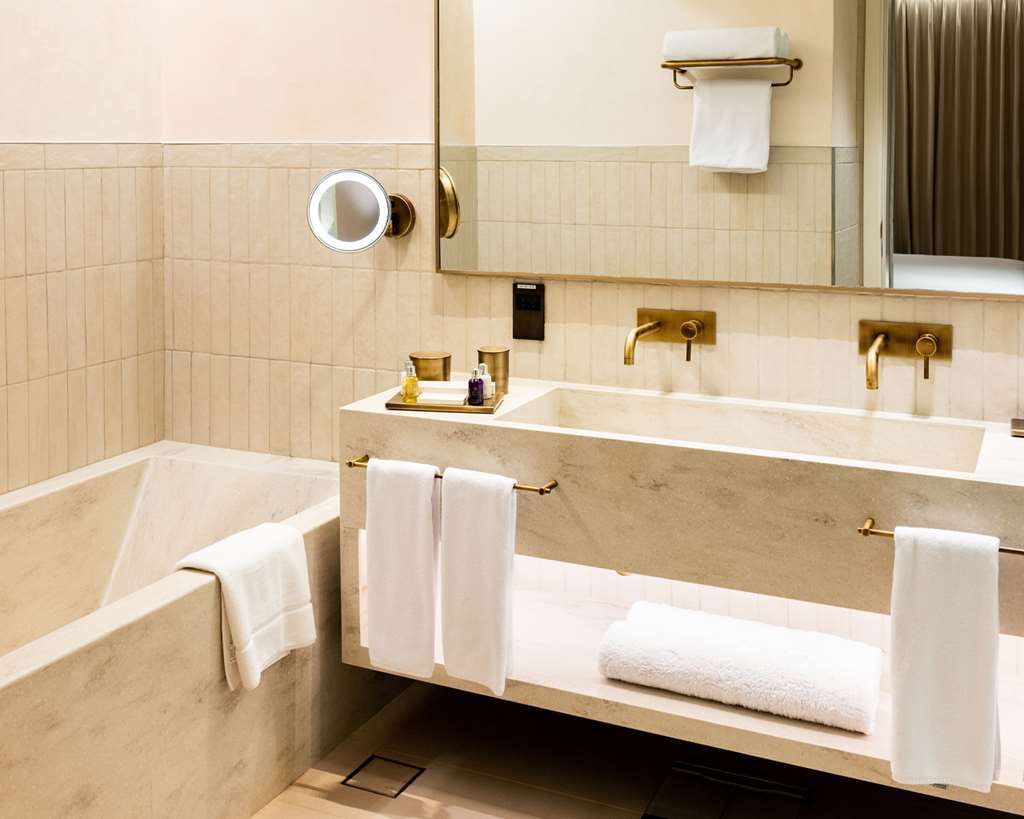 ERTH ABU DHABI-guestroom-Guest Room,Bathroom,On-Site.jpg