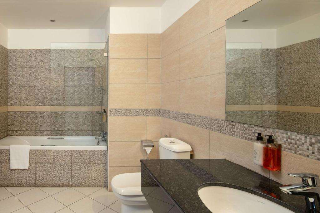 PENINSULA HOTEL DAR ES SALAAM-guestroom-Guest Room,Bathroom,On-Site.jpg