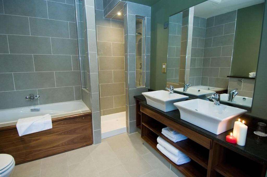 OLD GROUND HOTEL-guestroom-Guest Room,Bathroom,On-Site.jpg