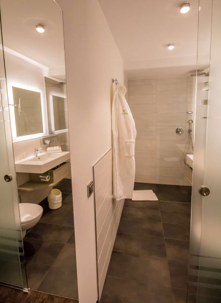 Ringhotel Drees-guestroom-Guest Room,Bathroom,On-Site.jpg