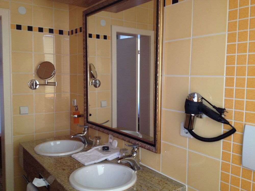 Ringhotel Bundschu-guestroom-Guest Room,Bathroom,On-Site.jpg