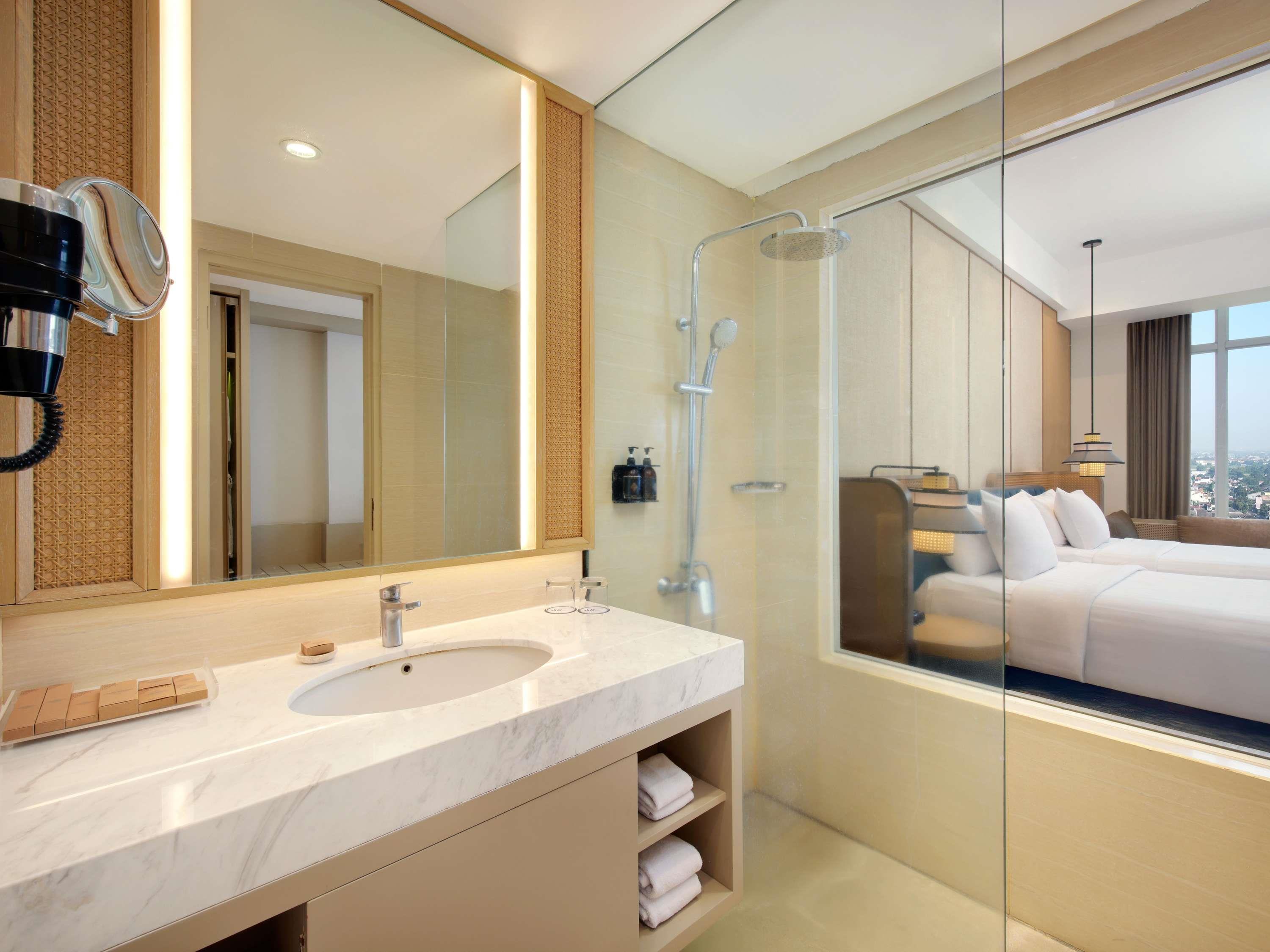 Grand Mercure Solo Baru Room Type - Executive Room with 2 single beds