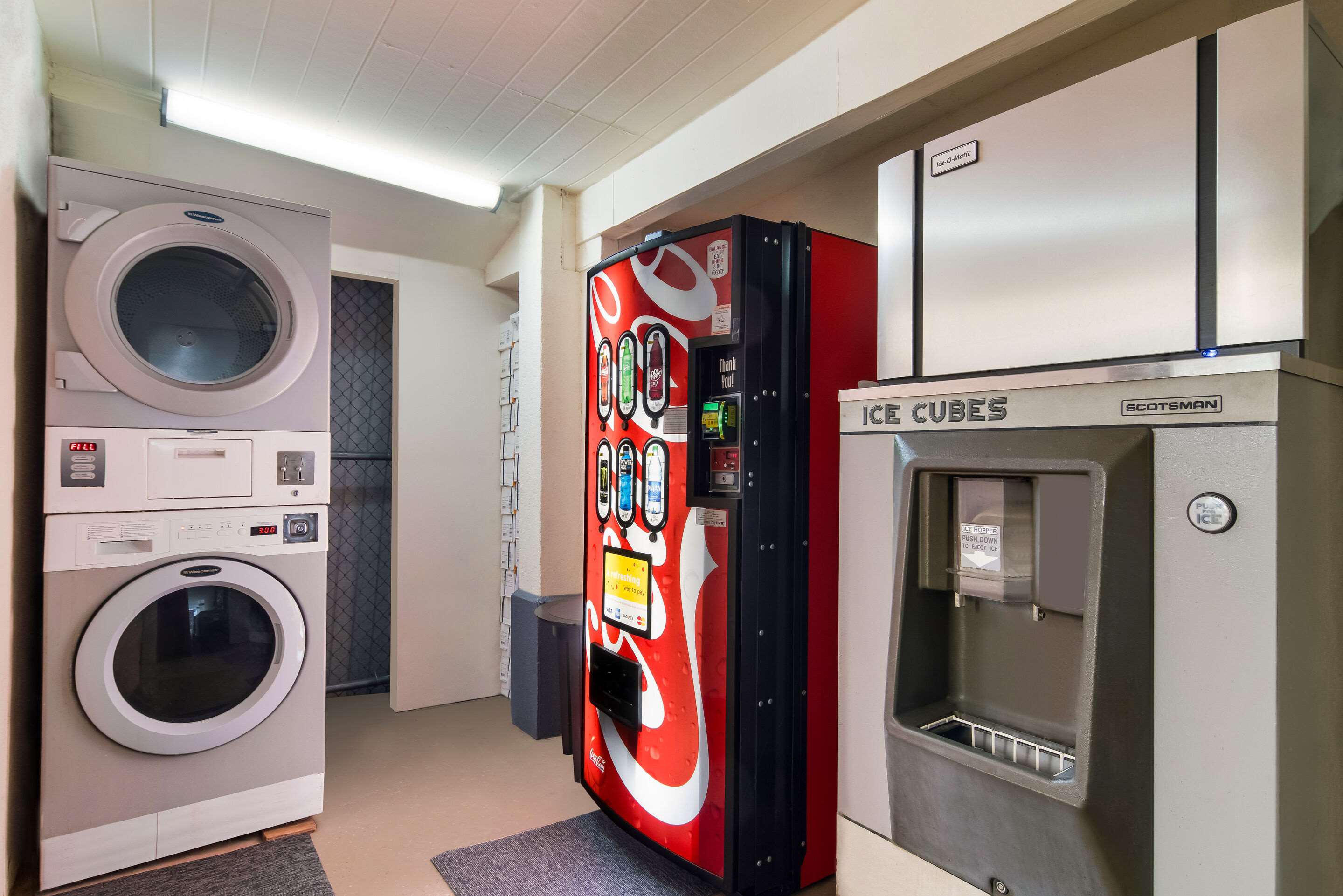 Vending and laundry area | Econo Lodge Calhoun North Damascus