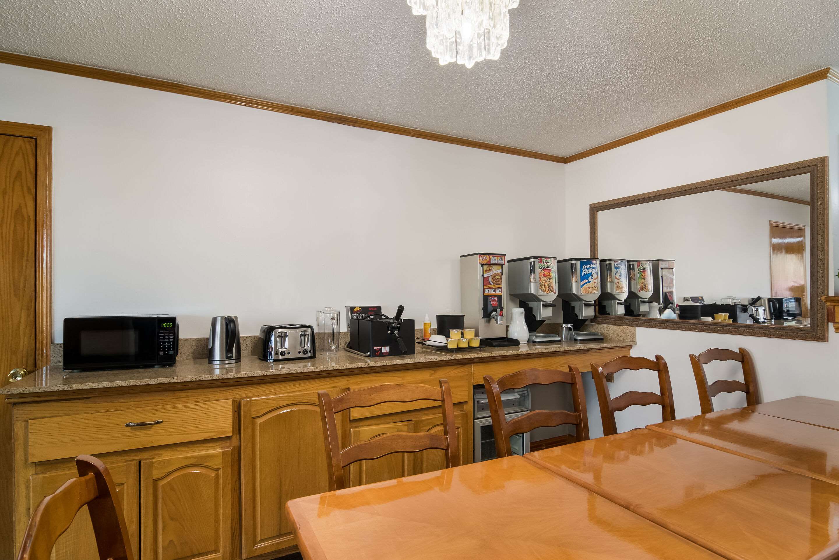 Breakfast area | Econo Lodge Calhoun North Damascus