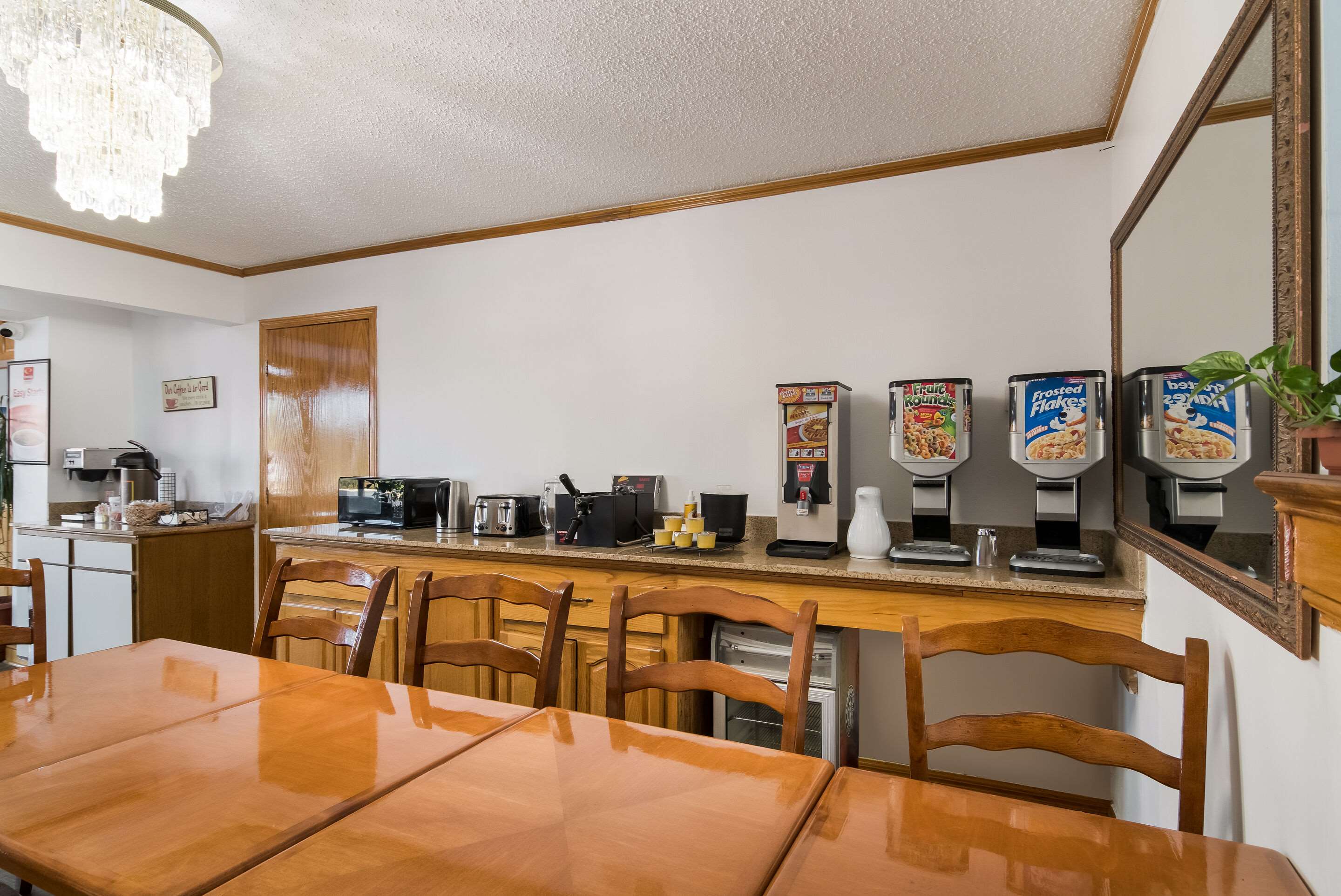 Spacious breakfast area | Econo Lodge Calhoun North Damascus