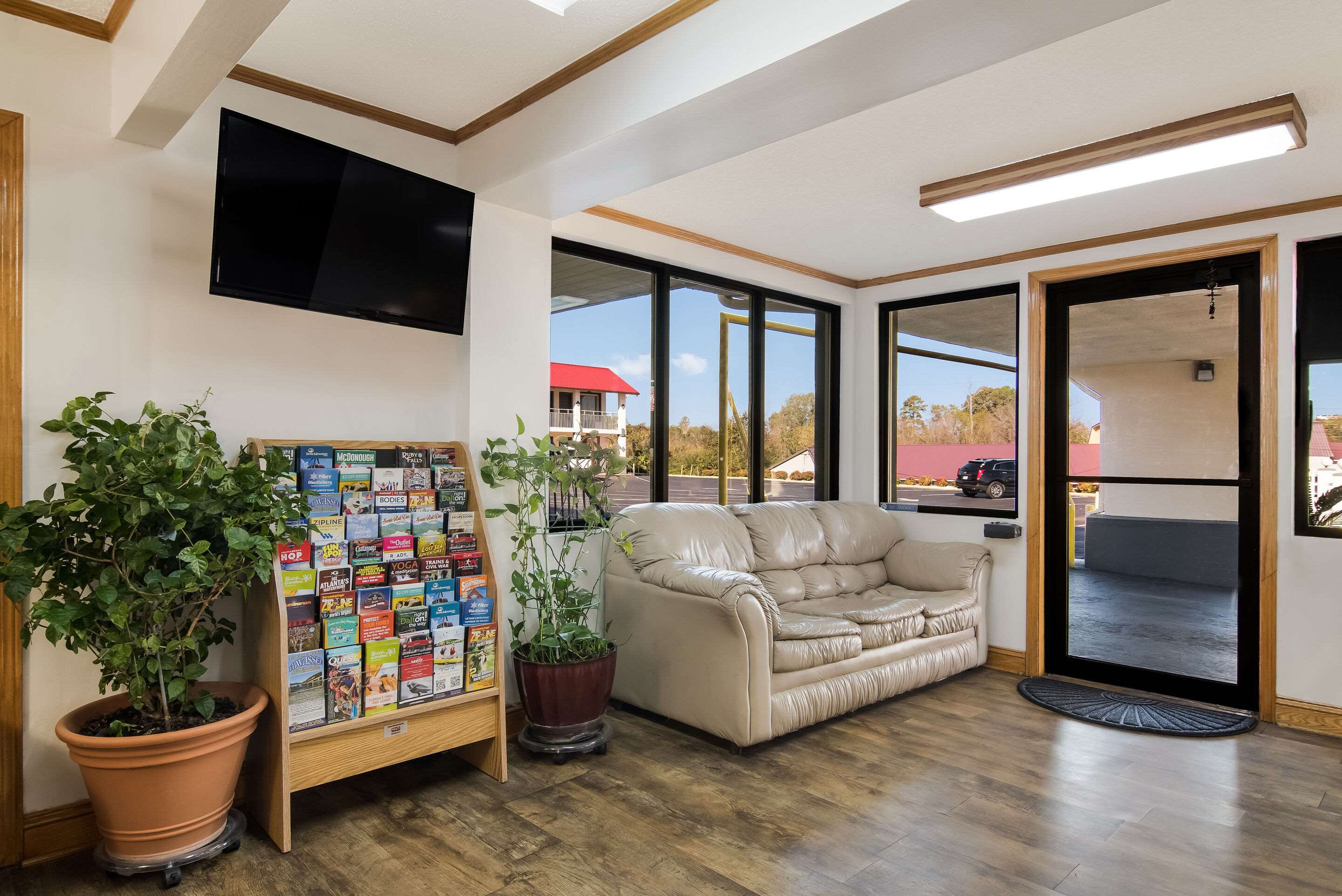 Lobby with sitting area | Econo Lodge Calhoun North Damascus