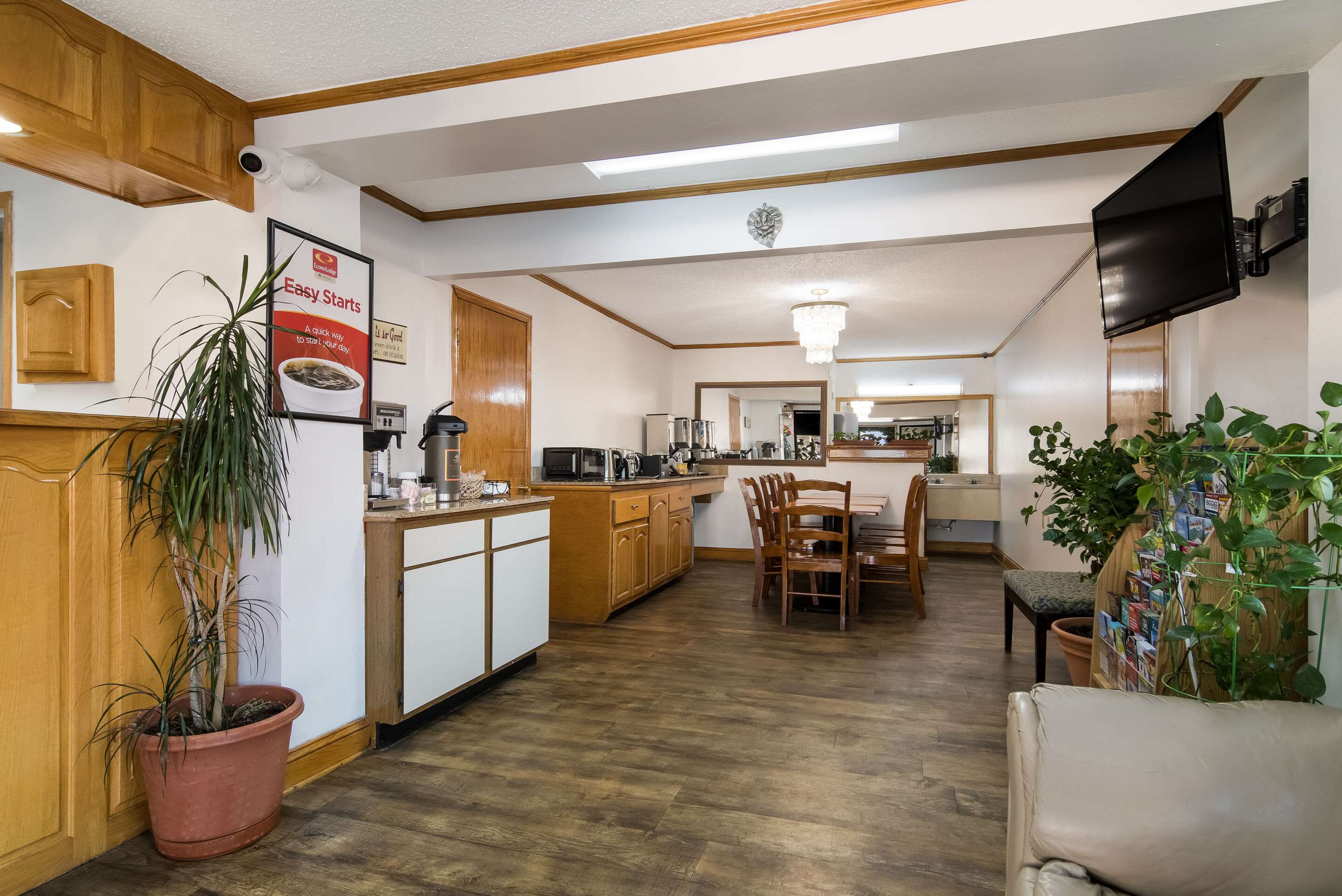 Spacious lobby | Econo Lodge Calhoun North Damascus