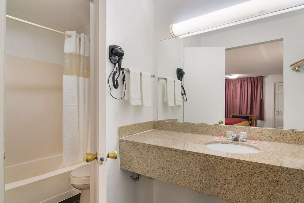 ECONO LODGE CALHOUN NORTH DAMASCUS-guestroom-Guest Room,Bathroom,On-Site.jpg