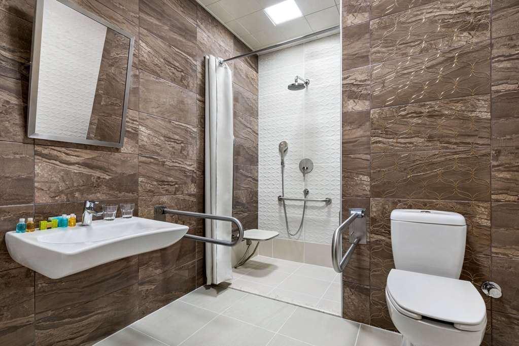 WYNDHAM BAKU-guestroom-Guest Room,Bathroom,Shower,Accessibility,On-Site.jpg