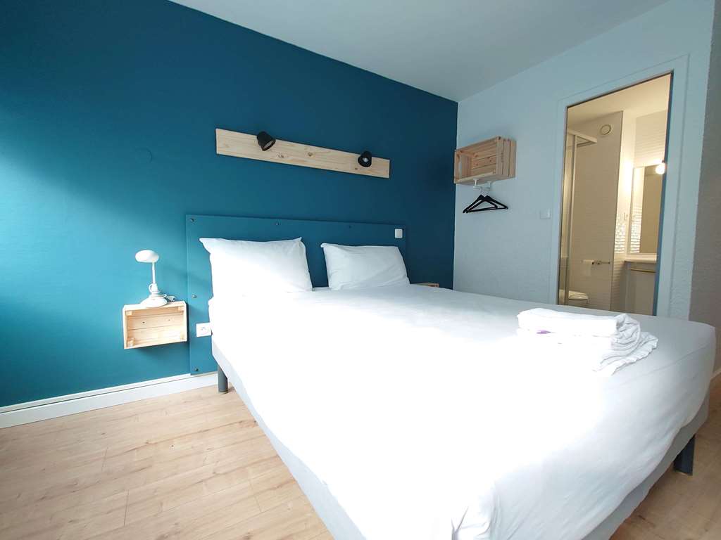 greet hotel Grenoble Centre Gare-guestroom-Guest Room,On-Site.jpg
