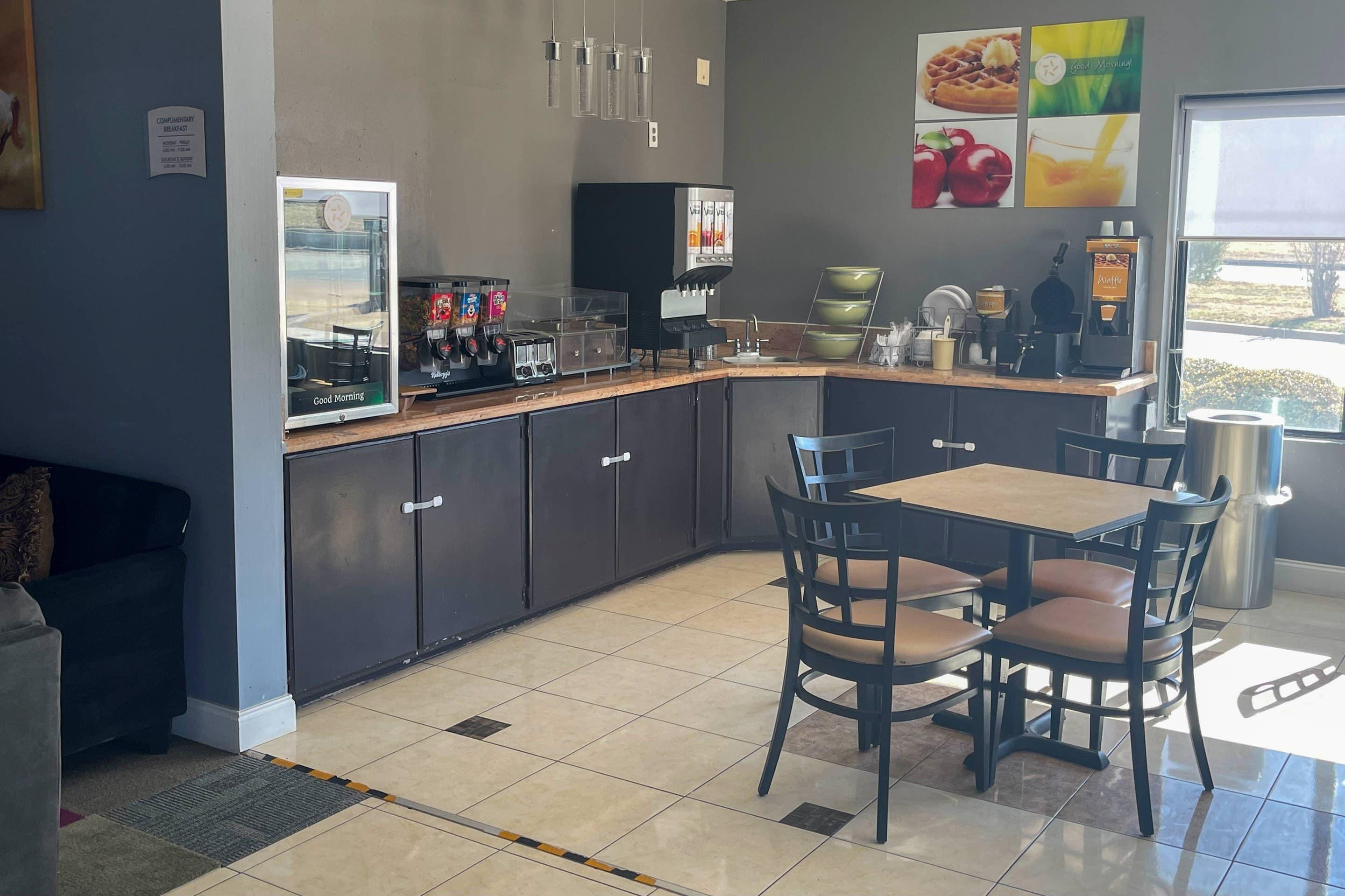 Breakfast area | Quality Suites Abilene Mall Area