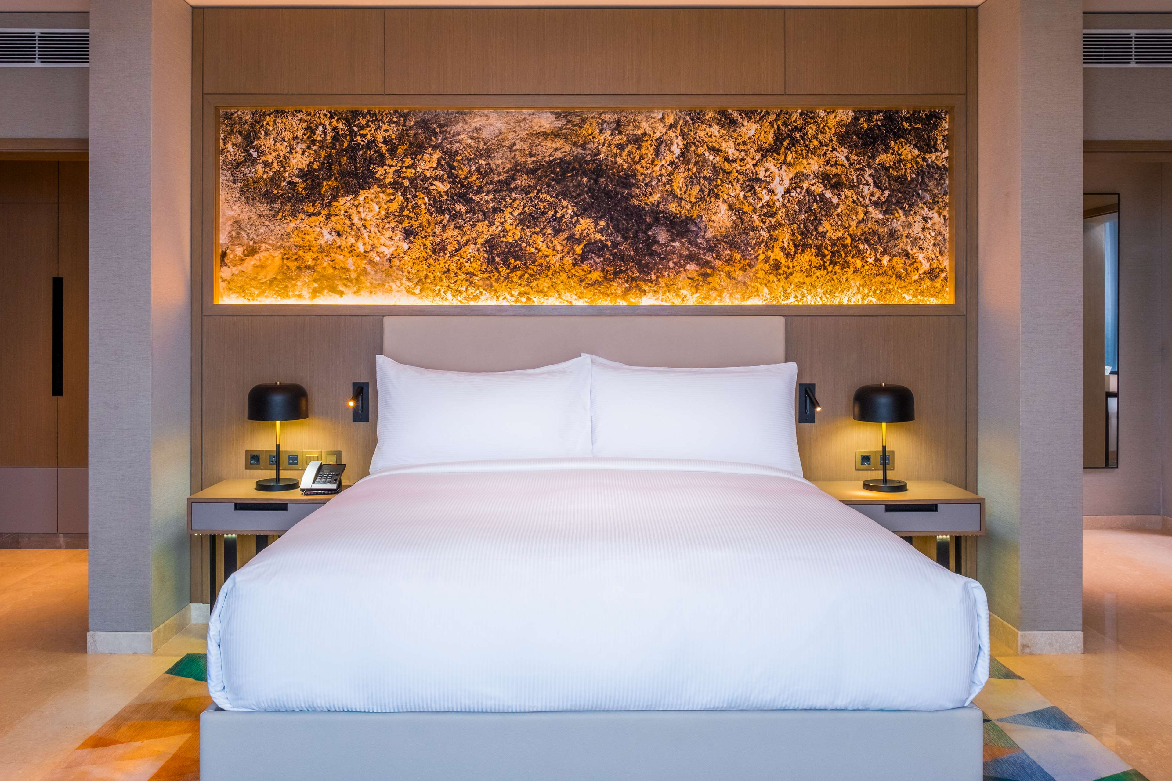 Hilton Kinshasa Room Type - KING BUSINESS STE-RIVER VW
