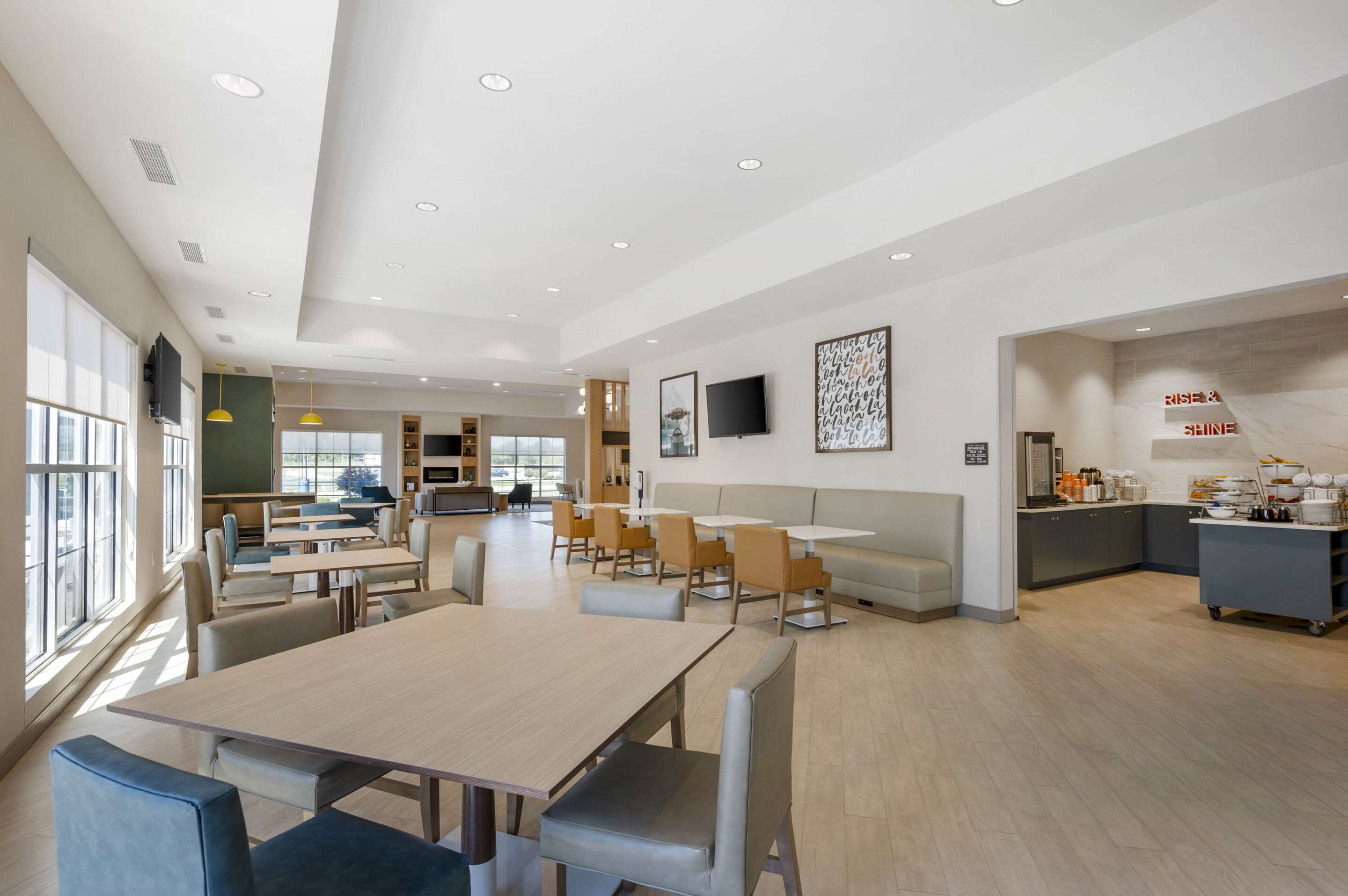Enjoy breakfast in this seating area | Comfort Suites