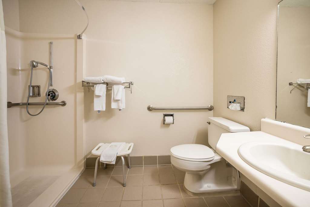 SUBURBAN STUDIOS SYRACUSE FAIRGROUN-guestroom-Guest Room,Bathroom,On-Site.jpg