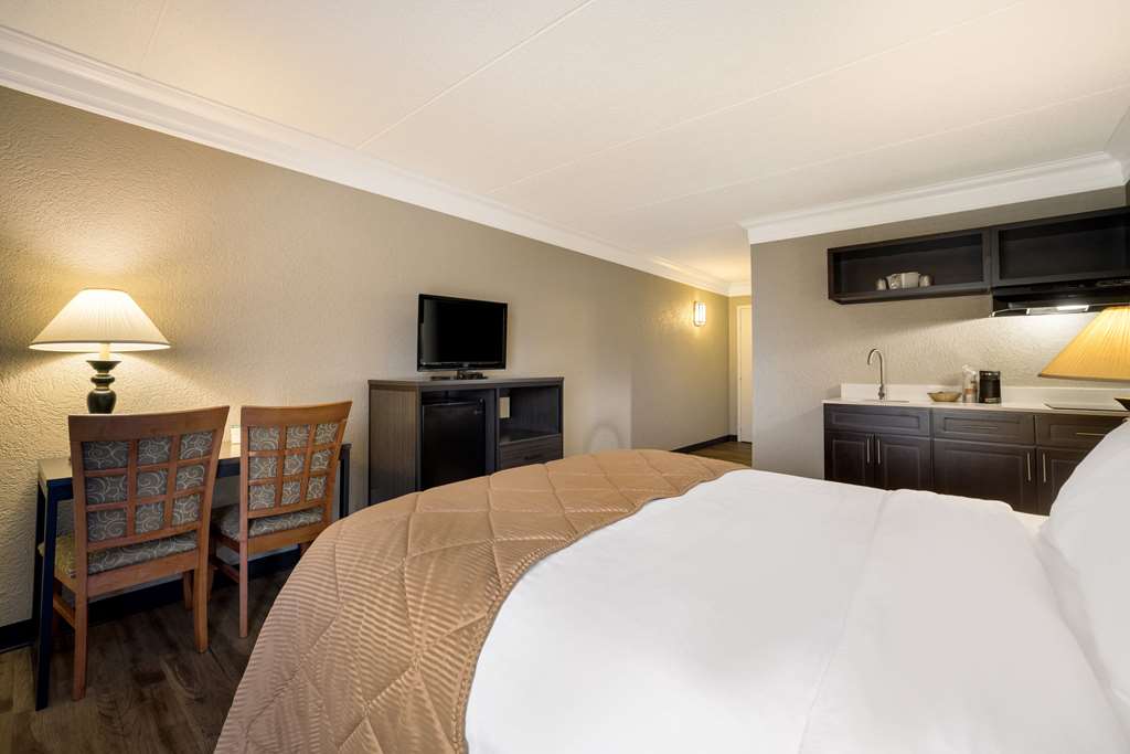 SUBURBAN STUDIOS SYRACUSE FAIRGROUN-guestroom-Guest Room,On-Site.jpg