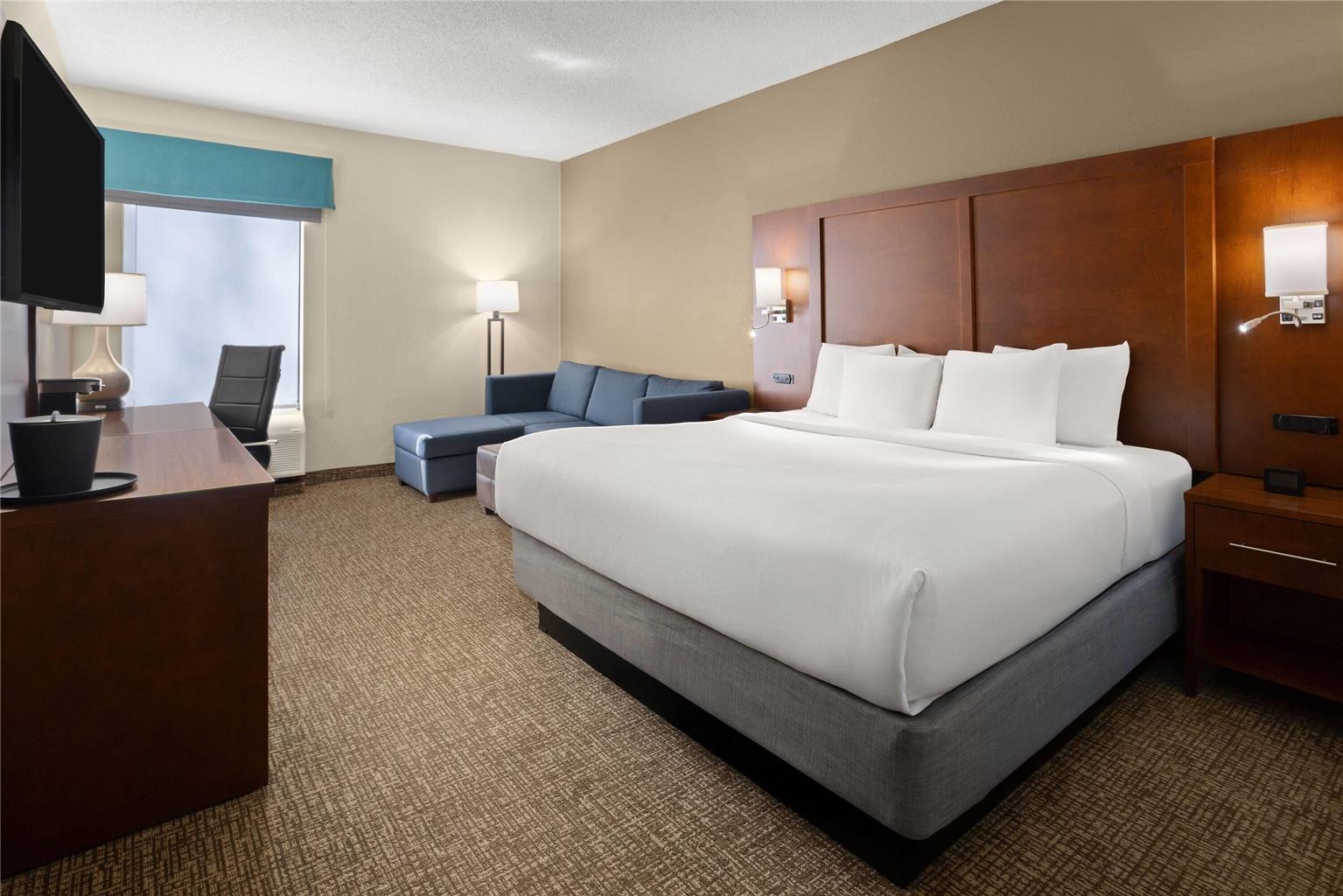 WINGATE BY WYNDHAM BUCKHANNON-guestroom-Guest Room,On-Site.jpg