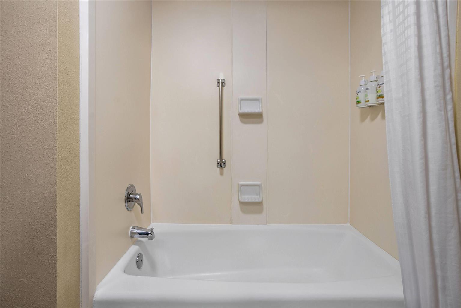 WINGATE BY WYNDHAM BUCKHANNON-guestroom-Guest Room,Bathroom,On-Site.jpg