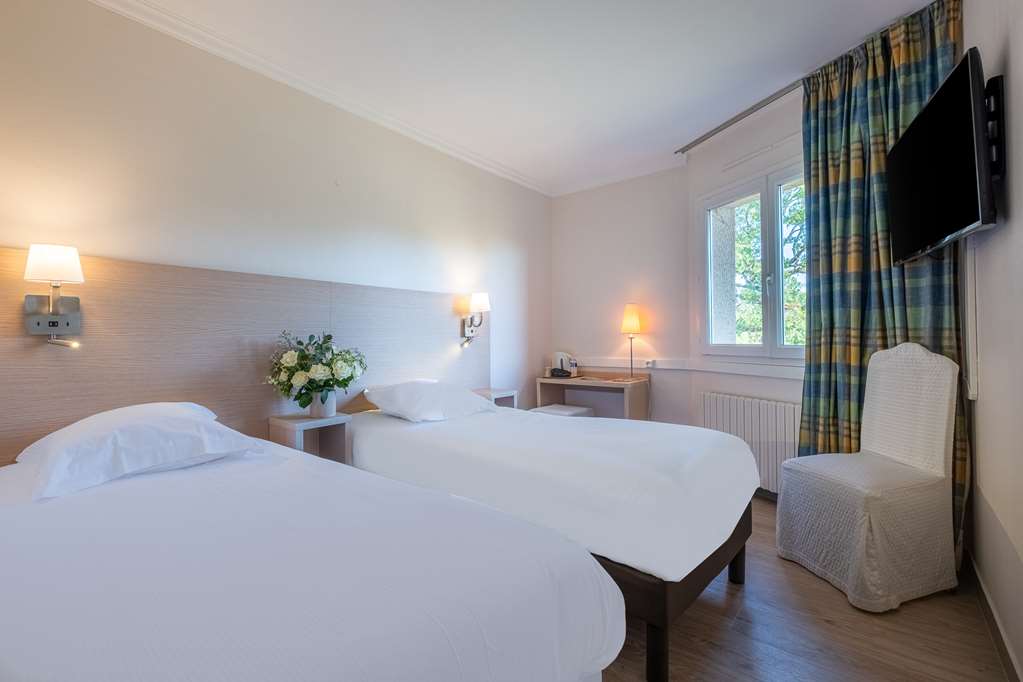 HOTEL CAUSSE COMTAL RODEZ, THE ORIG-guestroom-Guest Room,On-Site.jpg