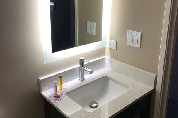  - Super 8 Hotel Joliet - I-80, Exit 130B