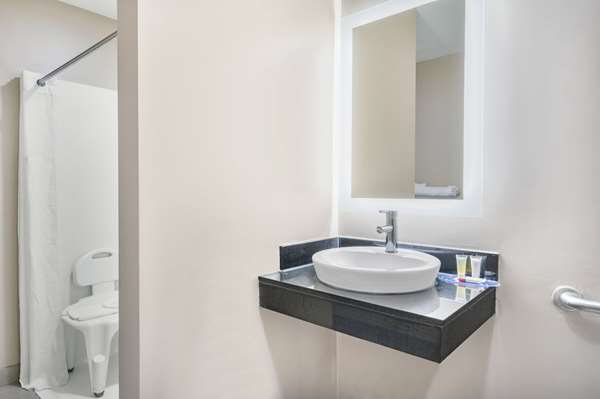  - Super 8 Hotel Joliet - I-80, Exit 130B