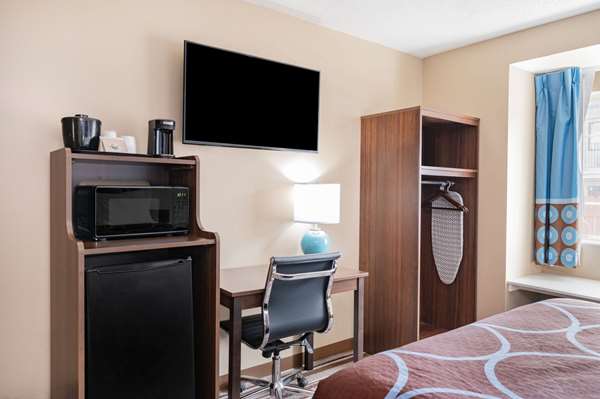  - Super 8 Hotel Joliet - I-80, Exit 130B