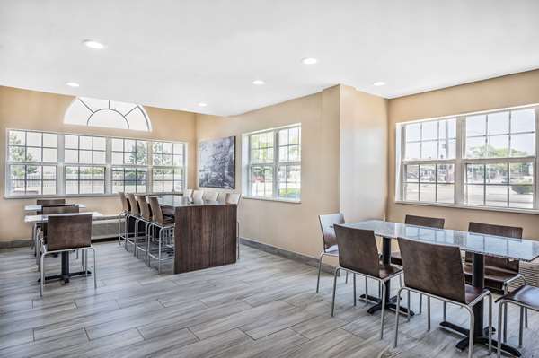  - Super 8 Hotel Joliet - I-80, Exit 130B