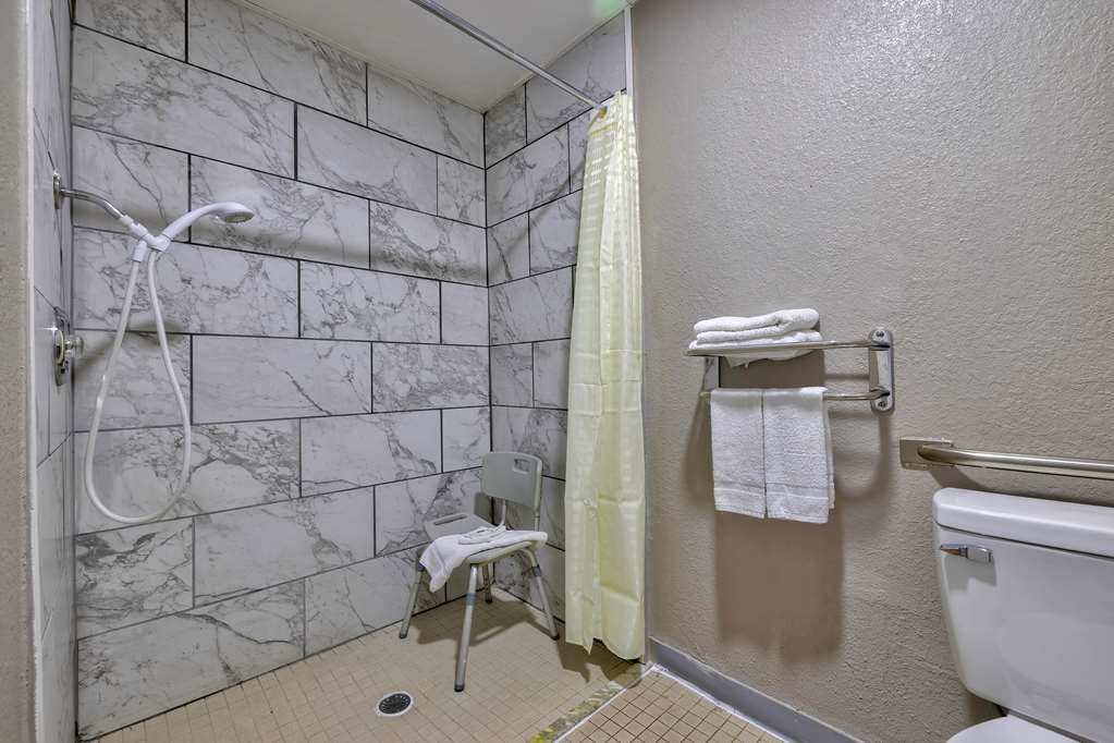 MOTEL 6 LITTLE ROCK, AR - SOUTH-guestroom-Guest Room,Bathroom,Accessibility,On-Site.jpg