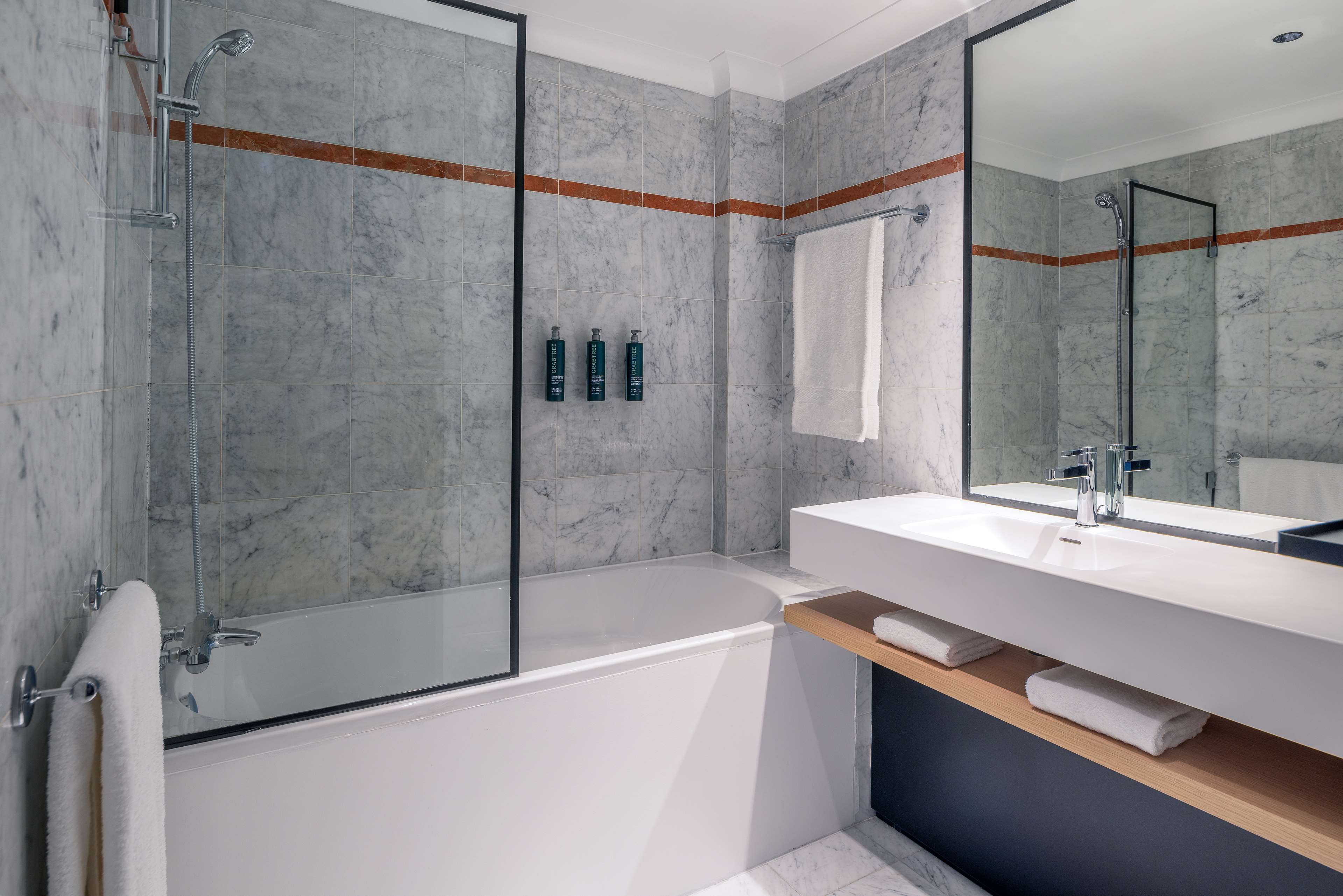 DoubleTree by Hilton Paris Bougival Room Type - KING DELUXE RM SEINE VIEW