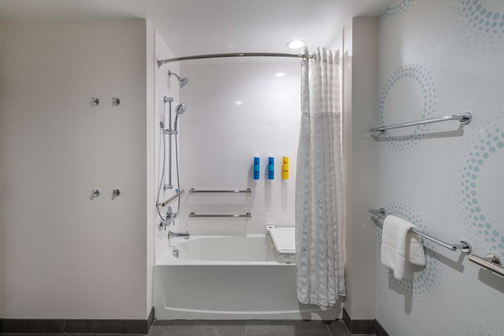 TRU HLTN FAYETTEVILLE FORT LIBERTY-guestroom-Guest Room,Bathroom,On-Site.jpg