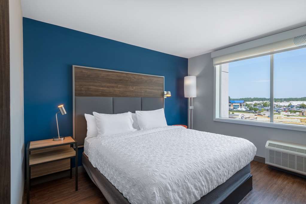 TRU HLTN FAYETTEVILLE FORT LIBERTY-guestroom-Guest Room,On-Site.jpg