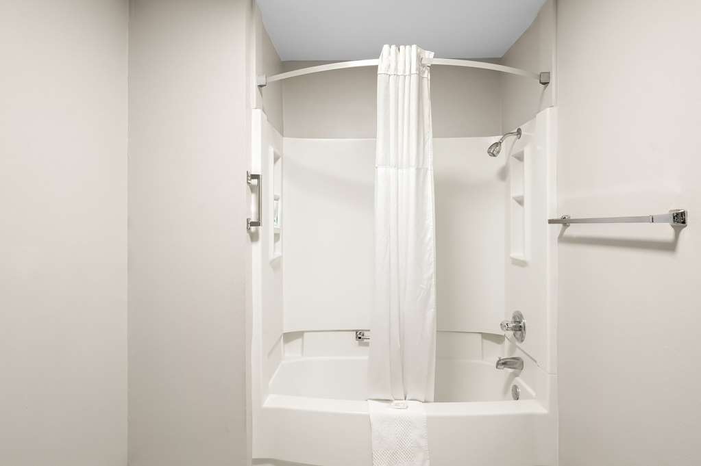 QUALITY INN AND SUITES MONTICELLO-guestroom-Guest Room,Bathroom,On-Site.jpg