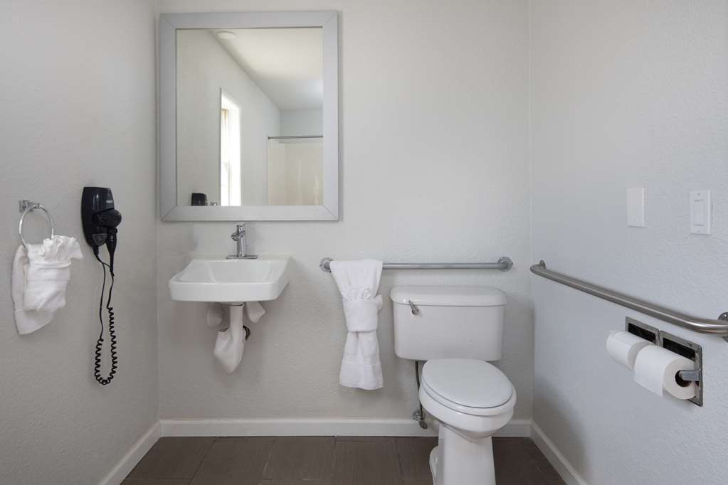 RODEWAY INN MILPITAS NEAR GREAT MAL-guestroom-Guest Room,Bathroom,On-Site.jpg