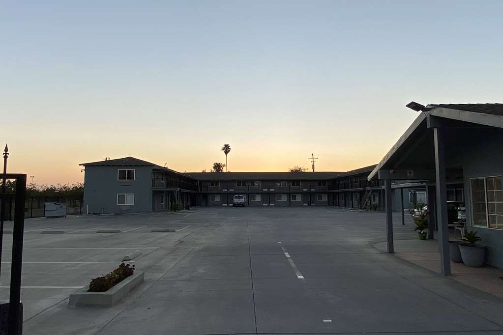 Super 8 by Wyndham Bakersfield
