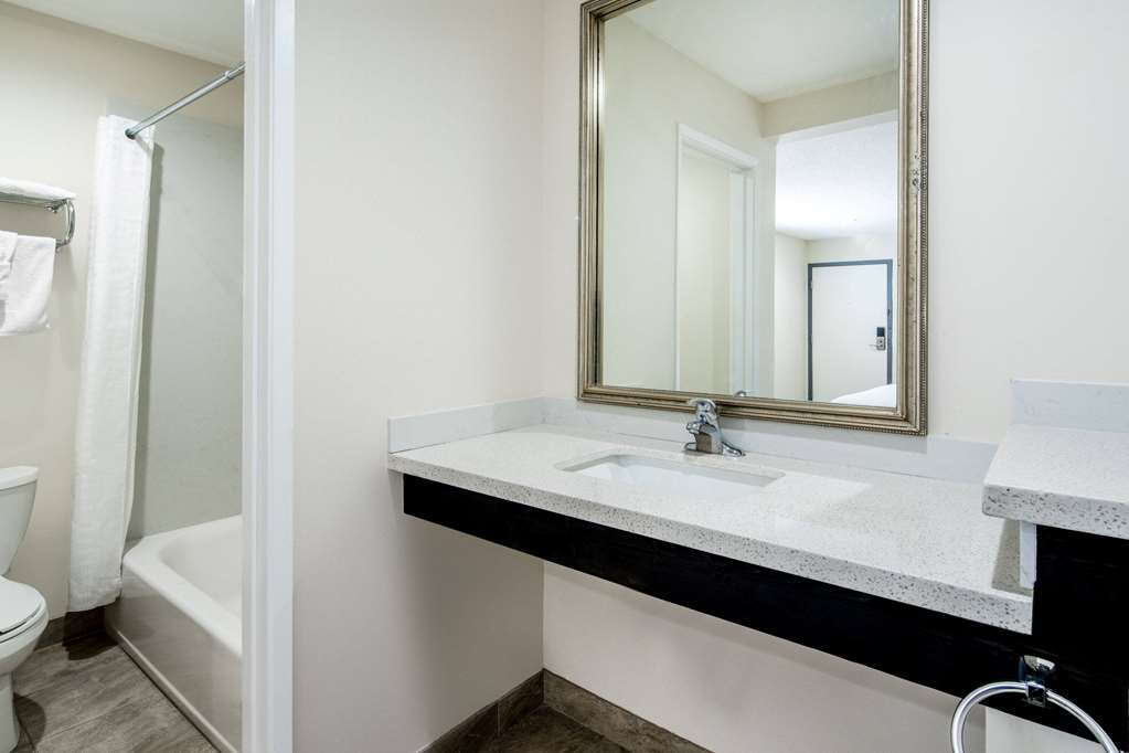 SUPER 8 BY WYNDHAM BAKERSFIELD CA-guestroom-Guest Room,Bathroom,On-Site.jpg