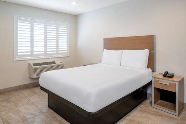 Suite - Super 8 Motel Bakersfield