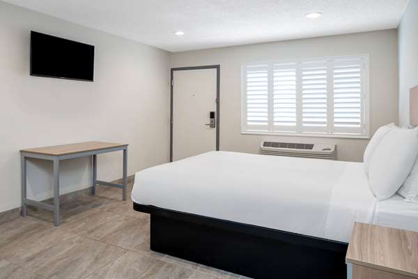 Suite - Super 8 Motel Bakersfield