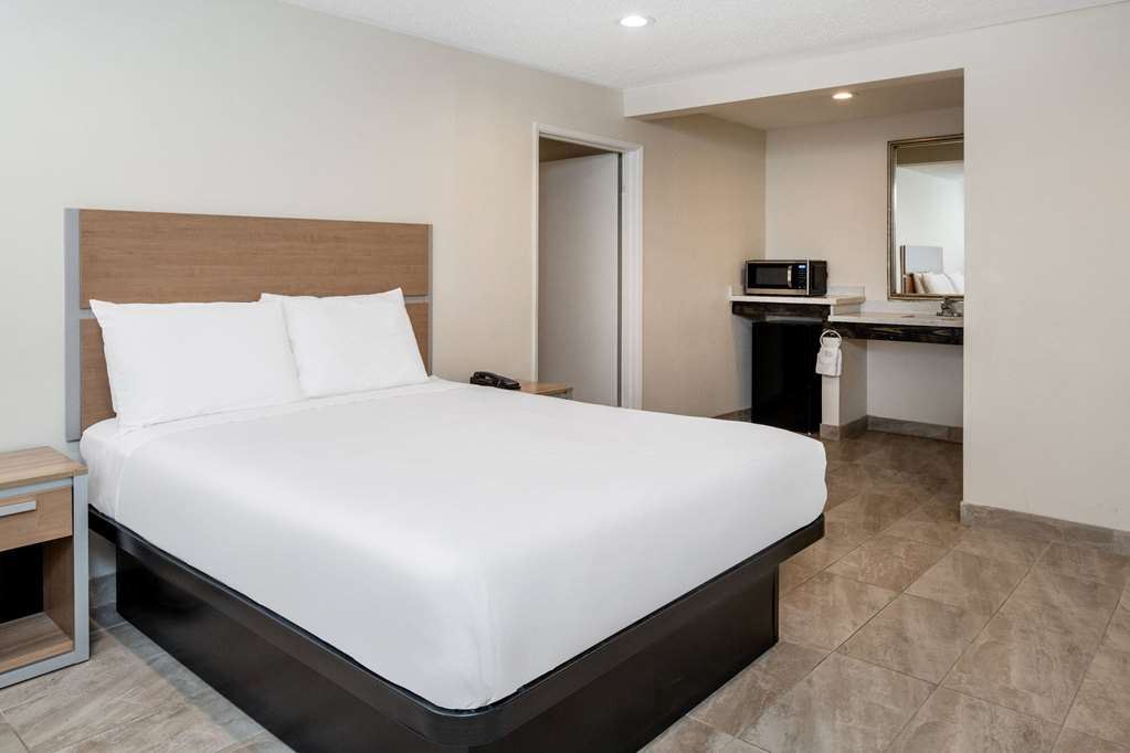 SUPER 8 BY WYNDHAM BAKERSFIELD CA-guestroom-Guest Room,Suite,On-Site.jpg