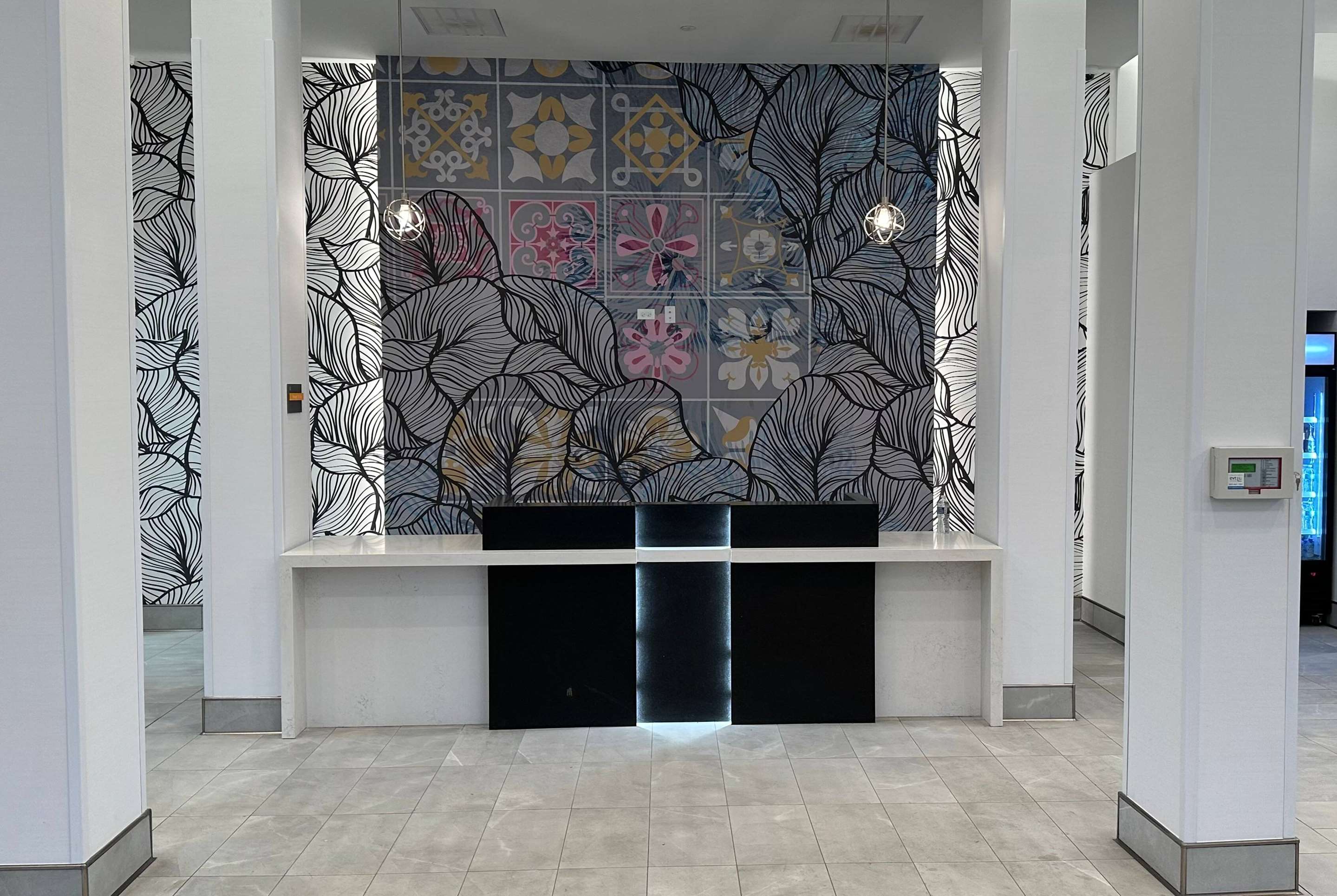 Lobby | La Quinta Inn & Suites by Wyndham Chicago O'Hare-Rosemont