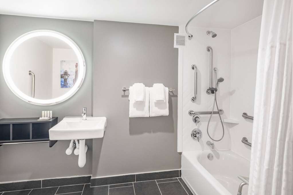 LA QUINTA INN & SUITES BY WYNDHAM C-guestroom-Guest Room,Bathroom,Accessibility,On-Site.jpg
